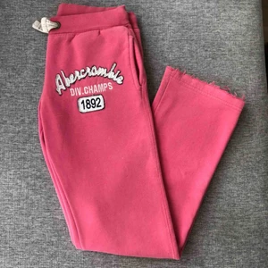 Ambercrombie mjukisar - Jättesköna-och snygga straight leg sweatpants/mjukisbyxor från Abercrombie! Sparsamt använda så i mycket bra skick! Slitna från fabrik vid fållen mot foten. Frakt 55 Kr tillkommer!💕