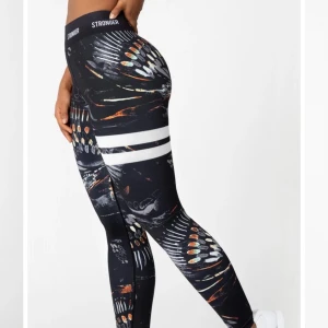 Stronger träningstights  - Intressekoll på mina supersnygga träningstights från Stronger 🤍 köpta i år men har blivit lite ”slitna” på ett ställe (bild 2) och texten inuti byxorna har även försvunnit lite (bild 3), men det är inget man tänker på! Annars är de i bra skick! Villig att gå ner lite i pris!