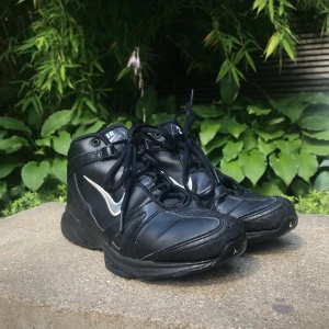 Nike skor  - Säljer mina skitsnygga nikeskor pga rensar inför flytt. Lite högre sneakersmodell vilket jag tkr är coolt. Skicket är väldigt bra för att vara använda, inga slitningar på sulan och endast lite slitna där fram. Frakt 63kr tillkommer