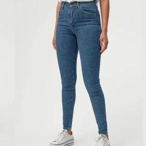 Levi’s jeans - Säljer mina Levi’s Mile High Super Skinny jeans, köptes för 1149kr. Knappt använda, köparen står för frakten 