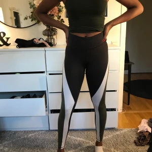 H&m träningstajts - Hur sköna som helst och har knappt använt dom🌺 köpte dom för 250;- säljer dom för 50;-