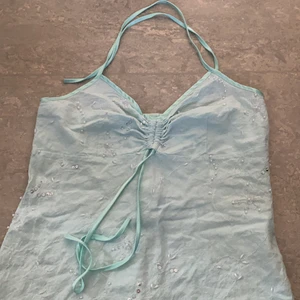 Halterneck tröja  - Jätte gullig halterneck linne i turkos färg med små Pärlor och glitterpaljetter. Helt oanvänd. Står inte någon storlek men skulle gissa på en S. 