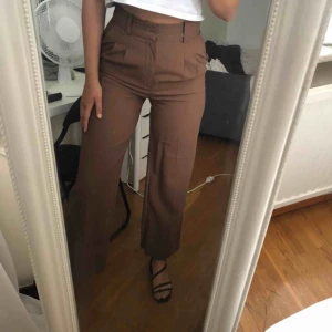  - Ett par helt nya kostymbyxor från Ginatricot som är köpt väldigt nyligen. Jag är vanligtvis en 36 så för mig är dom lite små men dom har en väldigt fin passform!