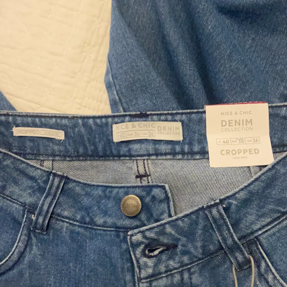 Populära jeans med wide modell, aldrig använda, prislappen sitter kvar. Storlek 36. Originalpris: 499kr. Modellen är cropped. . Jeans & Byxor.