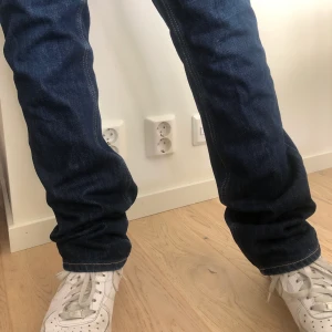 Acne jeans - Mörkblå jeans från Acne! Storleken skulle jag säga motsvarar en S men långa i benen💞 nypris 1500kr säljer för 350kr + frakt!