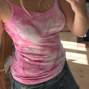Hemgjort tie-dye linne!  - Supersöt tie-dye linne som jag ”designat” själv. Linnet har reglerbara axelband. Tveka inte att ställa frågor privat om ni har några! (Säljer liknande tie-dye linnen och t-shirts på min profil så kolla in där!) BUDA I KOMMENTARERNA FRÅN 150kr💝