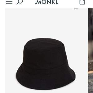 Helt oanvänd svart bucket hat från monki i storlek S med prislappen kvar! Skriv för fler bilder eller mer information!