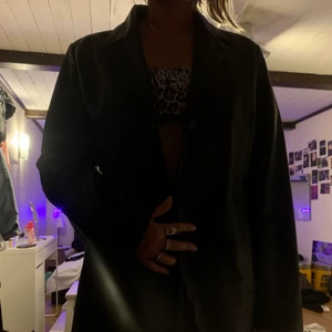 Skinn jacka  - En lång skin jacka, som inte kommit till andvändning