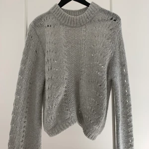 Stickad tröja från Nakd - Denna stickade tröjan från Nakd är i storleken S och är aldrig använd så den är i väldigt bra skick. Är ganska grovstickad så den är ganska genomskinlig (för att förtydliga bilden). (Köparen står för frakt)