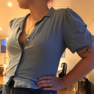 Zara skjort topp, st L - Blå skjort crop topp, använd kanske tre gånger. 