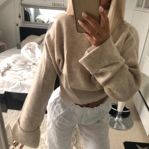 Stickad tröja - Beige stickad tröja från Gina💕 kommer ej t användning passar en xs-s💕 vida ärmar o krage 