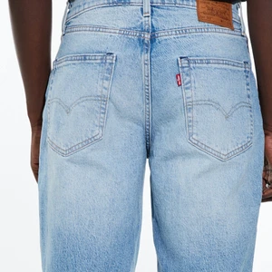 Levis 562 Loose Taper  - Ett par fina byxor som du kan matcha med nästan allt! Köpte dessa men de va tyvärr för små. När jag hade märkt det så hade jag redan kastat alla kvitton. Pris kan diskuteras beroende på snabbaffär!