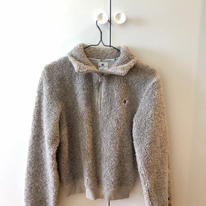 Champion sweatshirt xs weekday  - I fint skick, inga skador. Passar xs och s. Frakt 63kr!