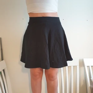 Kjol - Svart H&M bssic kjol. Jättefin men inte min stil längre. Köpare står för frakt.