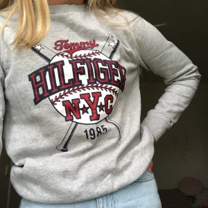 Tommy hilfiger sweatshirt - Sweatshirt från tommyhilfiger med baseball print. Köptes på kidsbrandstore och har inte använts många gånger. Storlek 164 vilket motsvarar XS/S då den är lite stor i storleken!❣️