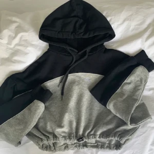 Hoodie - Croppad hoodie från H&M. Lånad bild men skicka för fler!