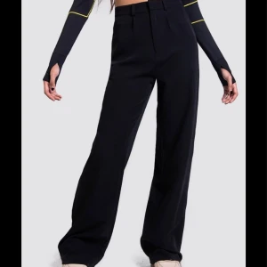 Svarta kostymbyxor -  Kostymbyxor från madlady som jag köpt på plick. De är i storlek xs, men är för stora för mig runt benen, så jag skulle säga att de passar en s/m, beroende på hur man vill att de ska sitta. Frakt tillkommer. Budgivning pågår. Högsta bud: 270 kr💗