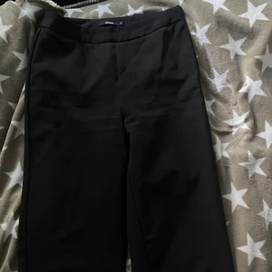 Kostymbyxor - Storlek xs, men uppskattas till s/m då det är stora. Bra kvalitet, går och stänga i sidan.