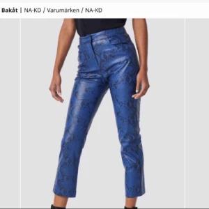 NA-KD byxor - Byxor i ormskinn från NA-KD , de är helt nya .