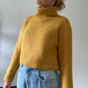 Gul stickad tröja - Gul stickad tröja med krage. Köpt i Paris, oanvänd och bra skick. Säljer pga använder inte. Strl S/M. Säljer för 60 kr + frakt.