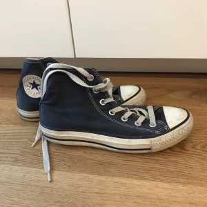 Converse - Snygga marinblåa converse i den högre modellen⚡️storlek 37 