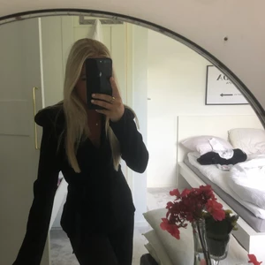 Svart blus med knytning  - En svart blus med knytning i midjan och puffaxlar som är köpt från vero Moda🖤 Storlek:XS, köparen står för frakten 