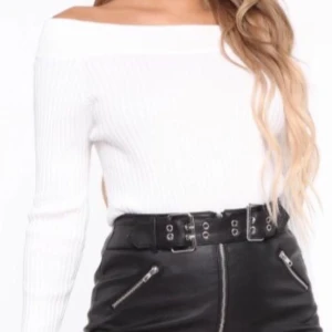 fashion nova vit offshoulder tröja - helt oanvänd tröja