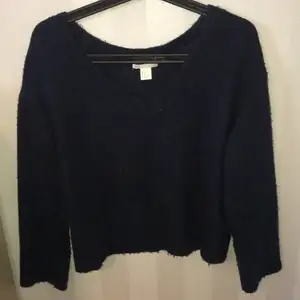 En skön vringad stickad tröja som har färgen marinblå! Kommer från H&M och använt få gånger❤️