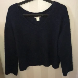 Stickad tröja  - En skön vringad stickad tröja som har färgen marinblå! Kommer från H&M och använt få gånger❤️
