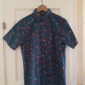 Mönstrad skjorta  - Hej säljer en skjorta jag köpte på zumiez i USA som jag aldrig användt så den är fortfarande i nyskick