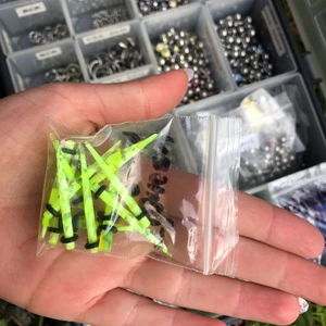 Töjstavar, örhängen  - Töjstavar, ska lysa i neon. Finns i gul och blå neon. De finns även i olika stolekar. Av Laboro. 