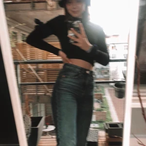 Jättefina mom jeans! - Säljes pga. har blivit för tighta enligt min smak så används inte! Storlek xxs från lager 157, passar dock xs, jättefint skick!