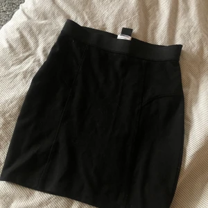 Kjol ginatricot  - Superfin kjol från gina, skönt material, använt en gång