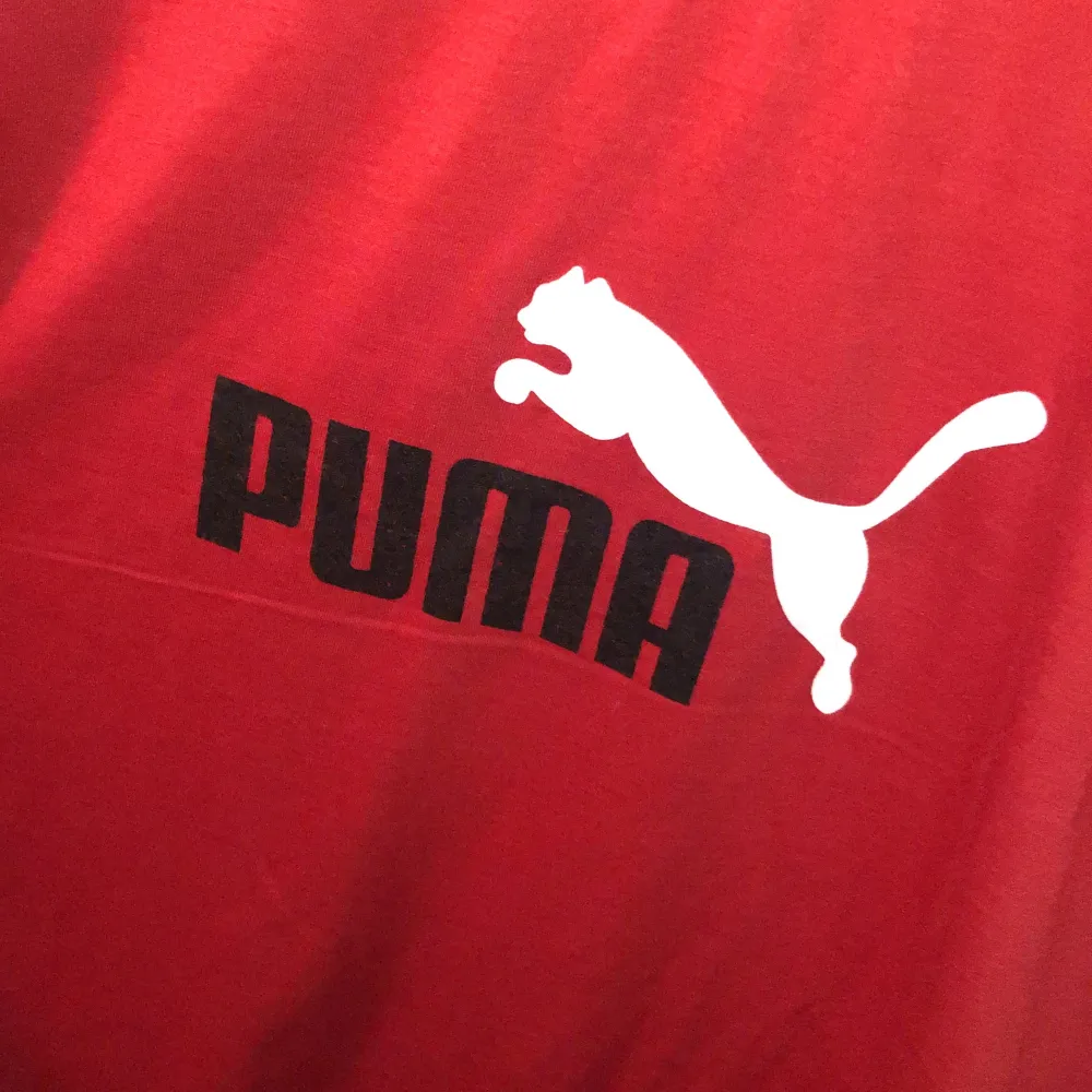 Röd puma t-shirt. 40kr frakt. T-shirts.