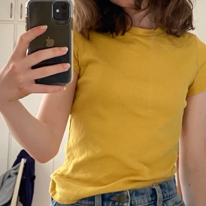 Gul T-shirt  - Jättehärlig gul T-shirt från Monki. Säljer då den tyvärr aldrig används. Bara att höra av sig vid frågor och funderingar 💕
