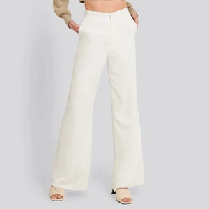 Vita vida byxor  - Sjukt snygga vita byxor. Oanvända eftersom att jag inte fick användning av dom. Köpta ifrån nakd 