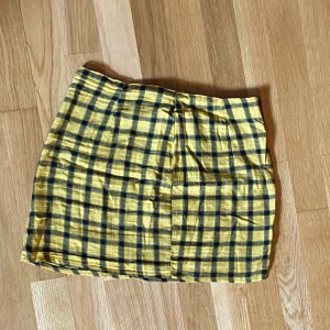 Kort rutig gul kjol - Kort kjol från Humana, köpt andra hand och knappt använd för den va för liten. Super söt å retro