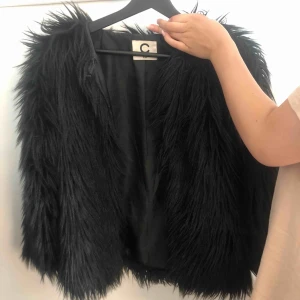  - jag är 153cm och är i vanligt vis xs. Sitter bra på mig. jacka kostar inget men köparen står för frakten 