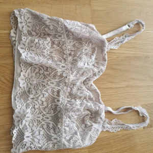 Spets topp  - Storlek s från bikbok 