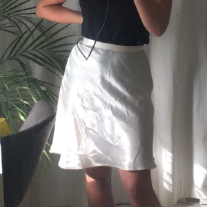 Sidenkjol - Superfin krämvit sidenkjol. Mycket fint skick💘💘🦋💫