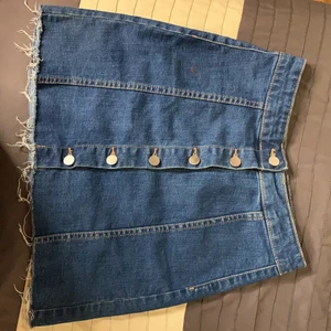 gina tricot denim skirt  - Sitter jätte fint på, använt några gånger men är nu för liten 