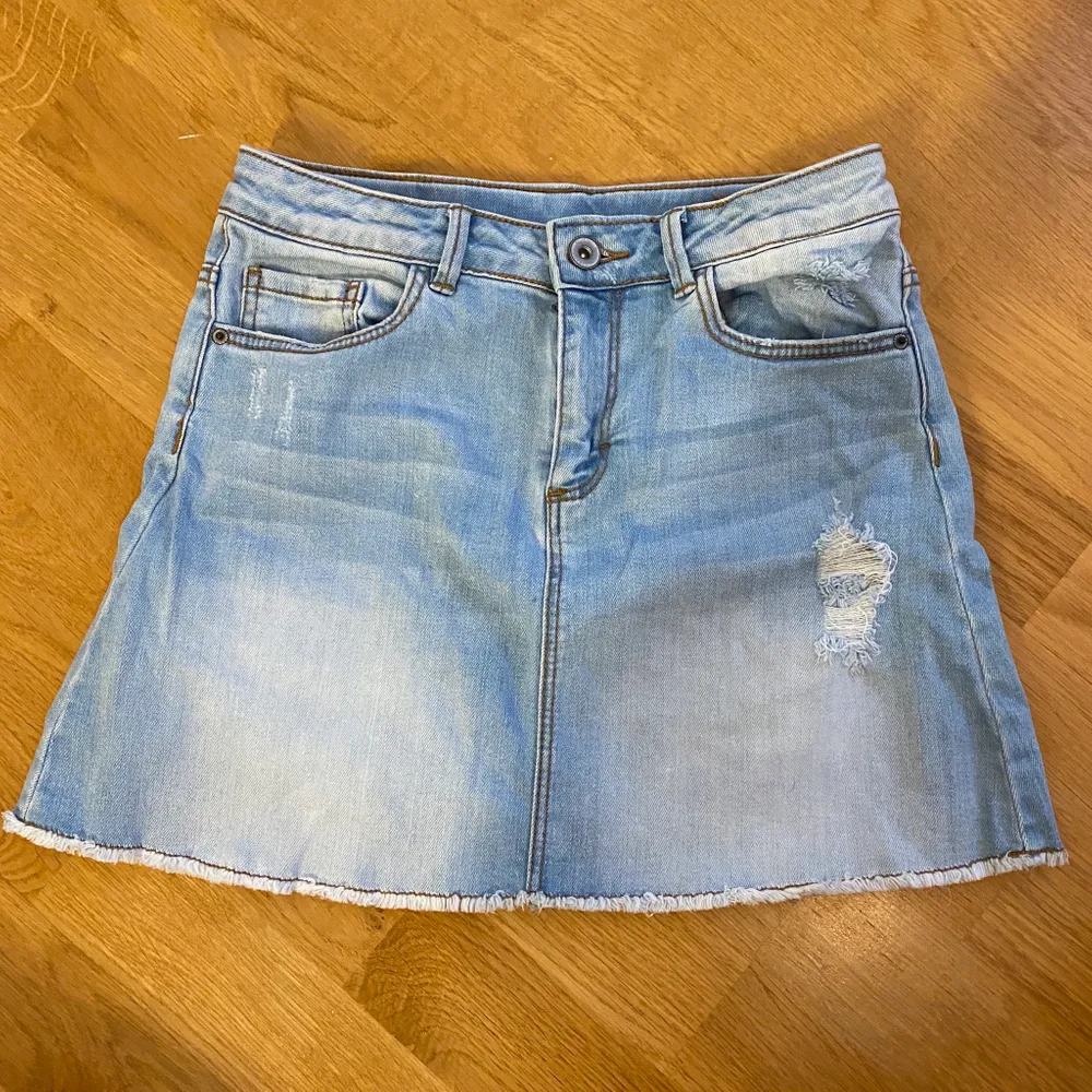Säljer denna ljusa jeans färgade kjol ifrån Zaras barnavdelning med slitningar. Storlek 152 och skulle nog säga en XXS/XS, är 167 och den sitter ganska bra förutom att den är en aning kort och lite tight upptill . Kjolar.