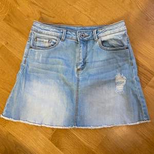 Säljer denna ljusa jeans färgade kjol ifrån Zaras barnavdelning med slitningar. Storlek 152 och skulle nog säga en XXS/XS, är 167 och den sitter ganska bra förutom att den är en aning kort och lite tight upptill 