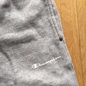 champion mjukisbyxor - mjukisbyxor från champion i storlek S. använda och är slitna på insidan av låren, därav det låga priset ☺️ hör av er vid frågor!!