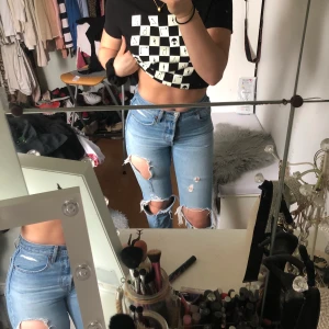 LEVIS 501 ljusa slitna - Raka jättepopulära levis jeans 501:or! Mina favorit jeans som inte längre passar. Sparsamt använda⭐️😘🥰🤩 jag är 170cm 