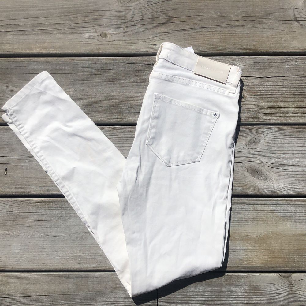 Vita tighta populära skinnbyxor från mango. Köparen står för frakt, kan mötas upp om du bor nära, hör av dig vid frågor!. Jeans & Byxor.