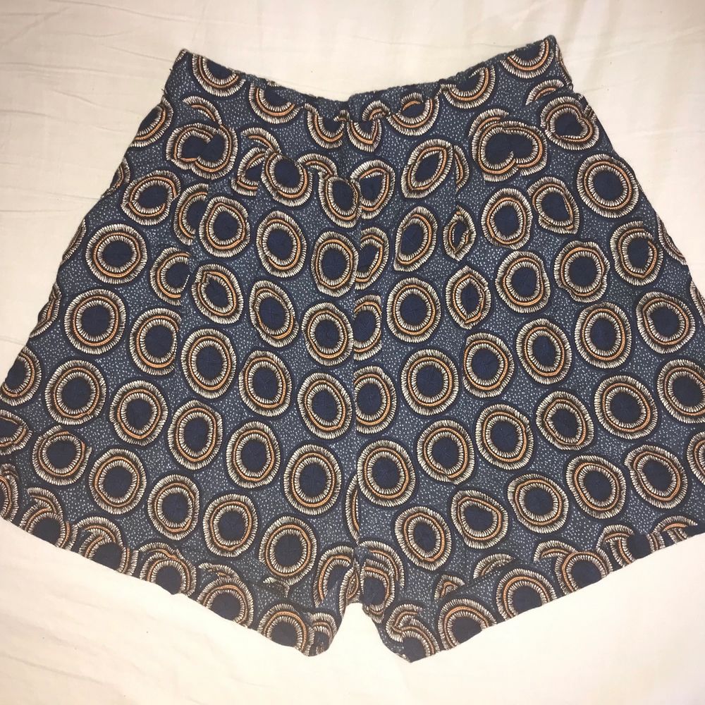 Somriga highwasted shorts med skönt material och fint mönster. Har även två fickor på sidorna. Strl 34. Säljer för att de är för små på mig :’(. Shorts.