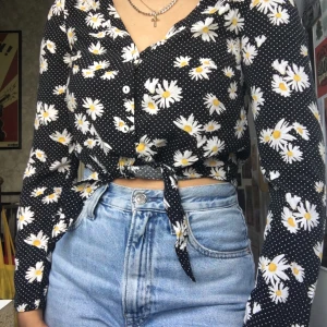 Sommar blus - Jätte söt sommar blus som passar perfekt till sommaren 🌻☘️ sista knappen är ersatt