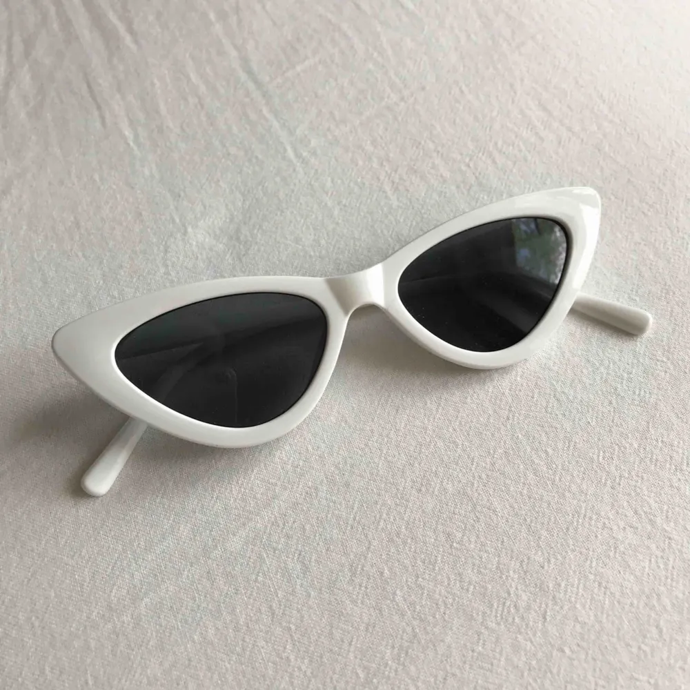 Supersnygga solglasögon! Vita med svart glas. Knappt använda så i superfint skick! . Accessoarer.