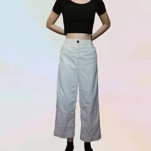 Manchesterbyxor - Vita manchesterbyxor i storlek 40. Säljer pga för stora för mig. En liten smutsfläck på ena benen men som definit går bort i tvätten! Frakt inräknat i priset!